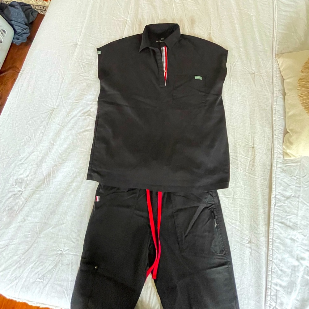 Mediclo jogger and oversized scrub top set